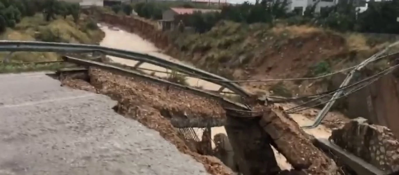 Μέγαρα: Κατέρρευσε γέφυρα από τον κυκλώνα (βίντεο)